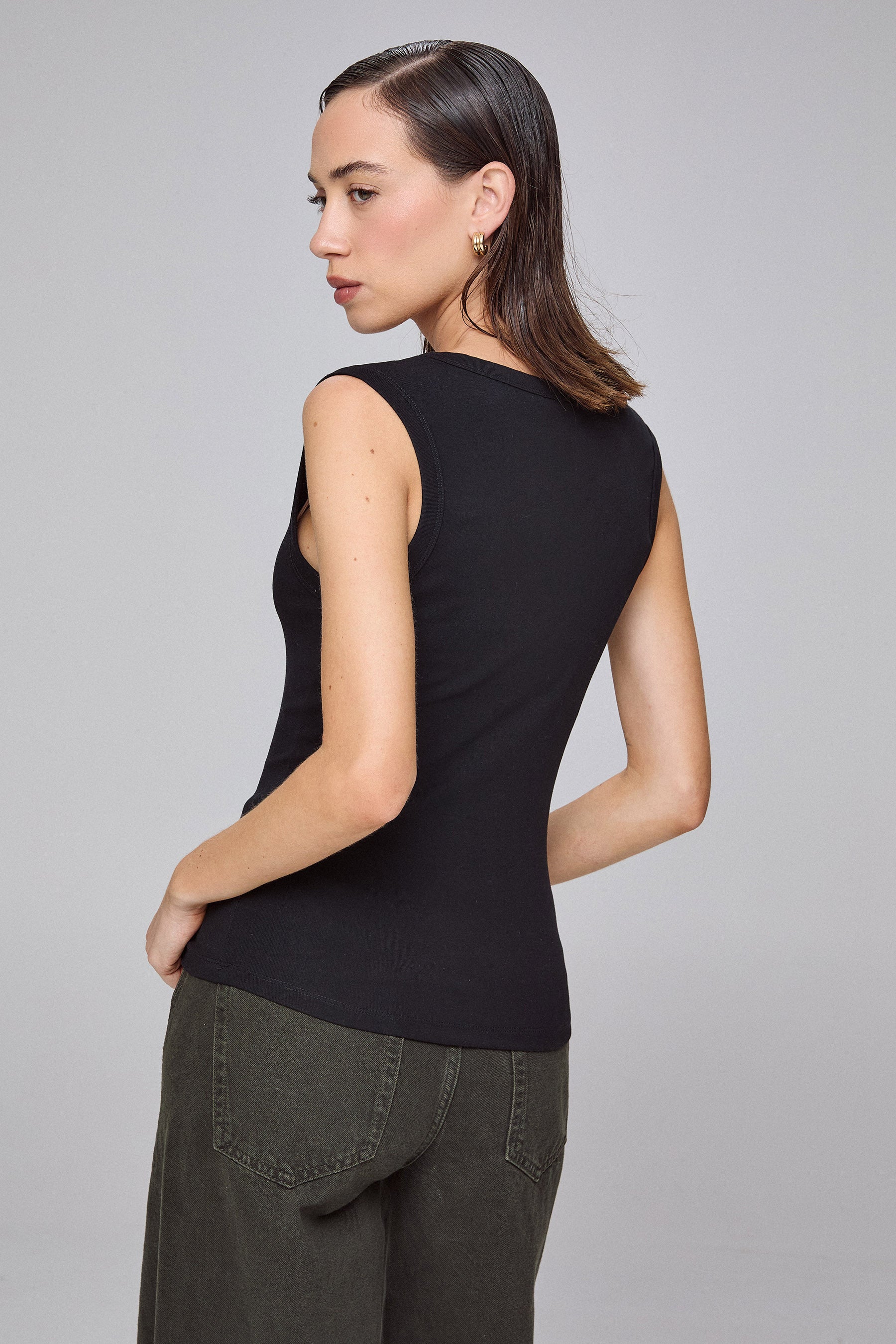 גופיית מחשוף וי עמוק