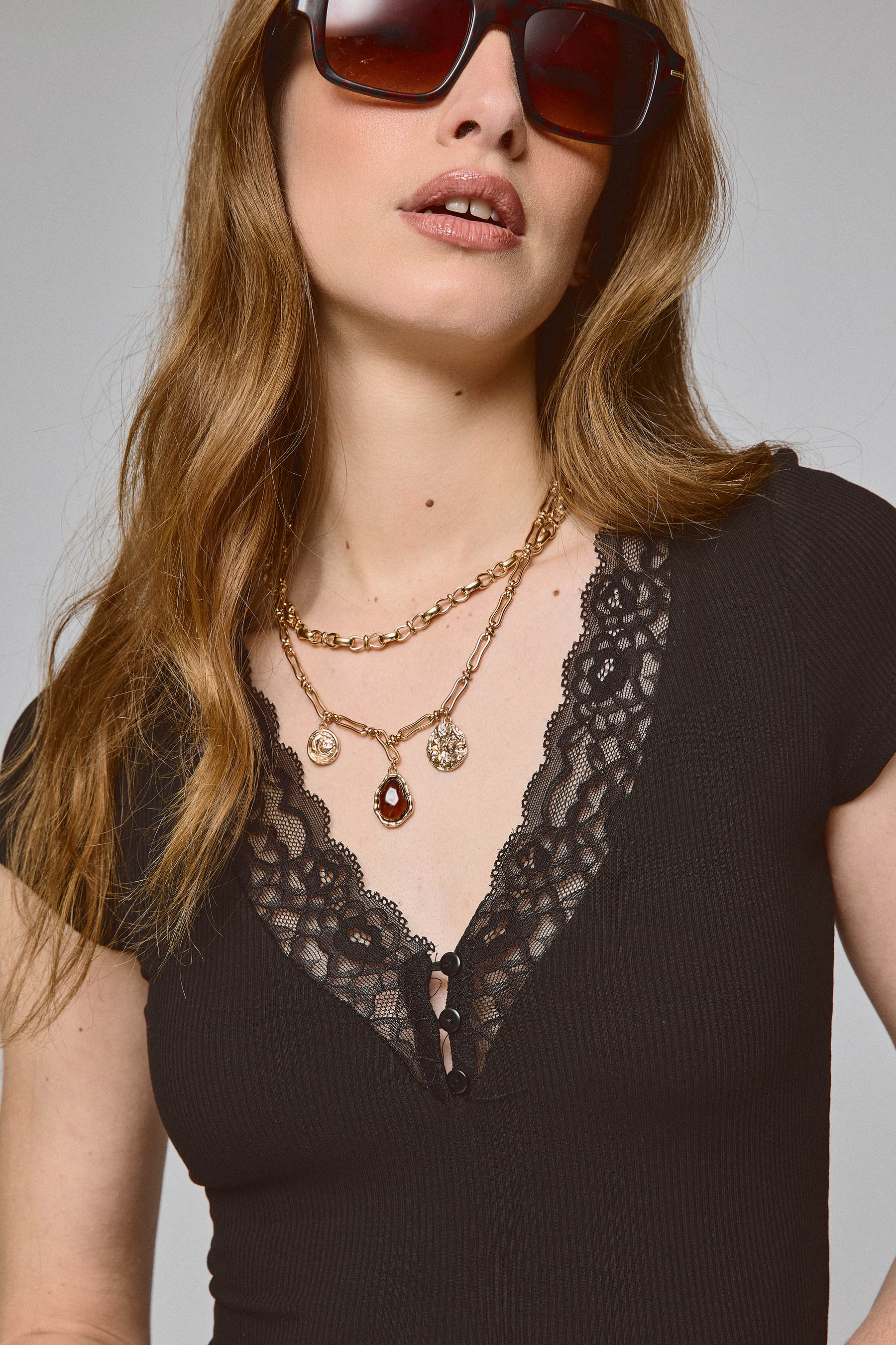 חולצת וי עם תחרה