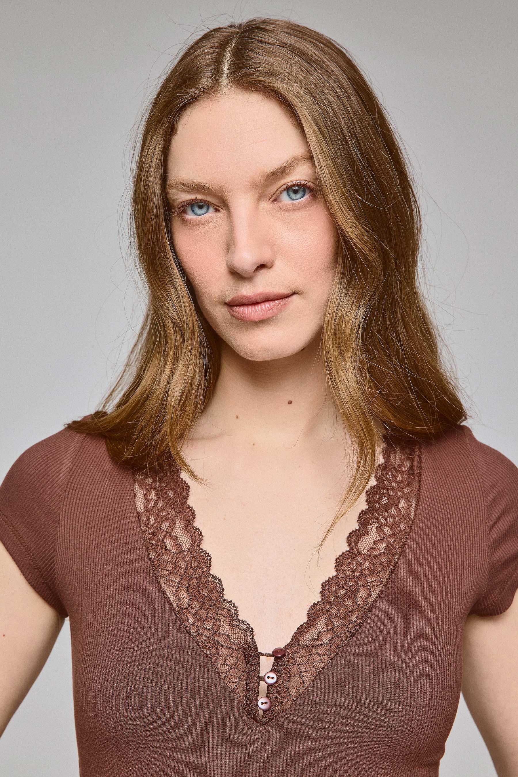 חולצת וי עם תחרה