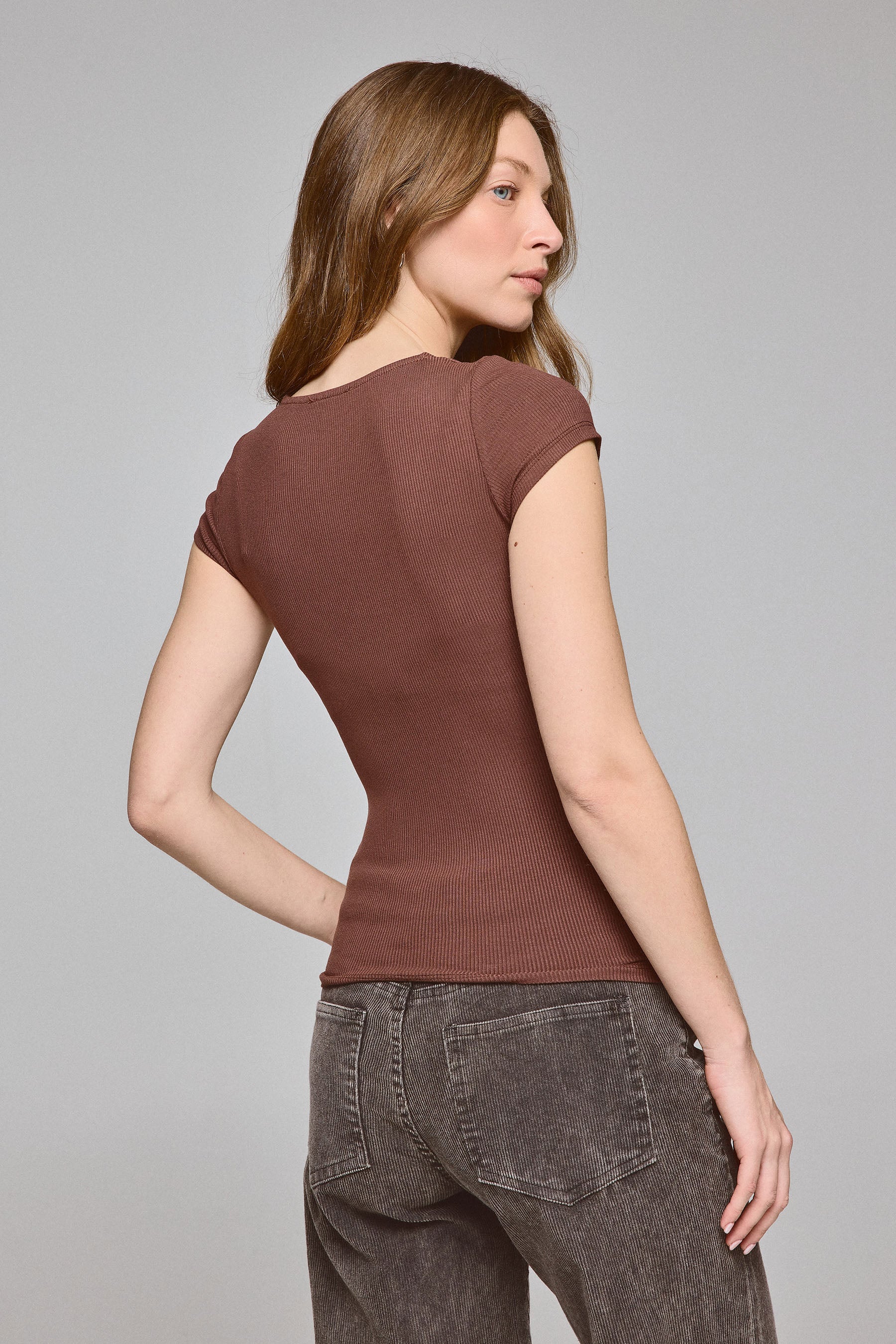 חולצת וי עם תחרה