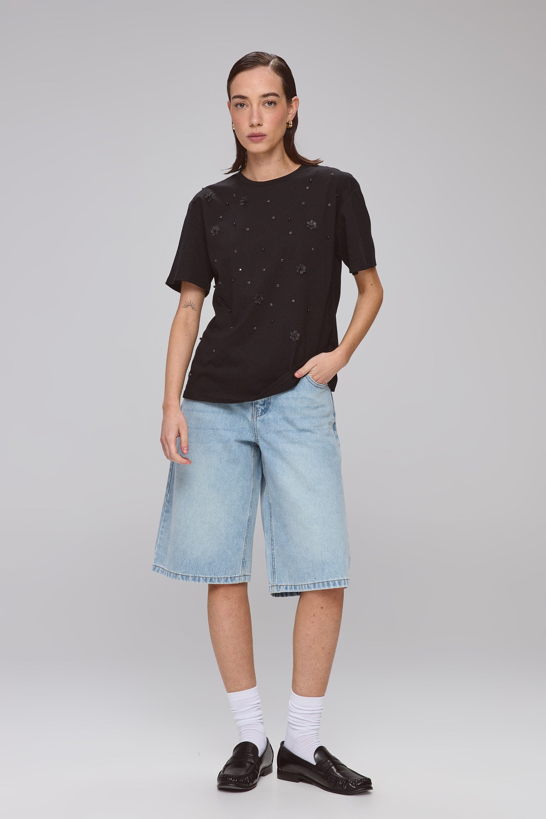 טי פרחים ופנינים