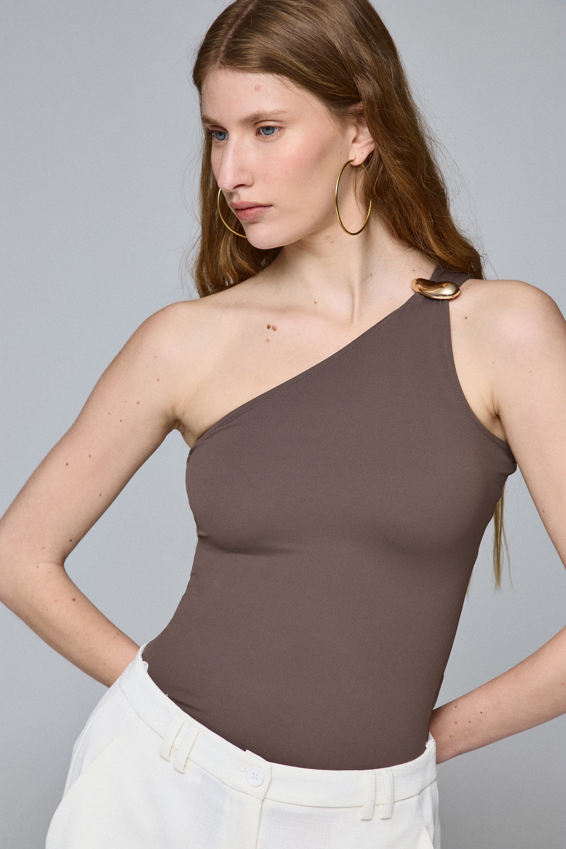 בגד גוף עם אבזם