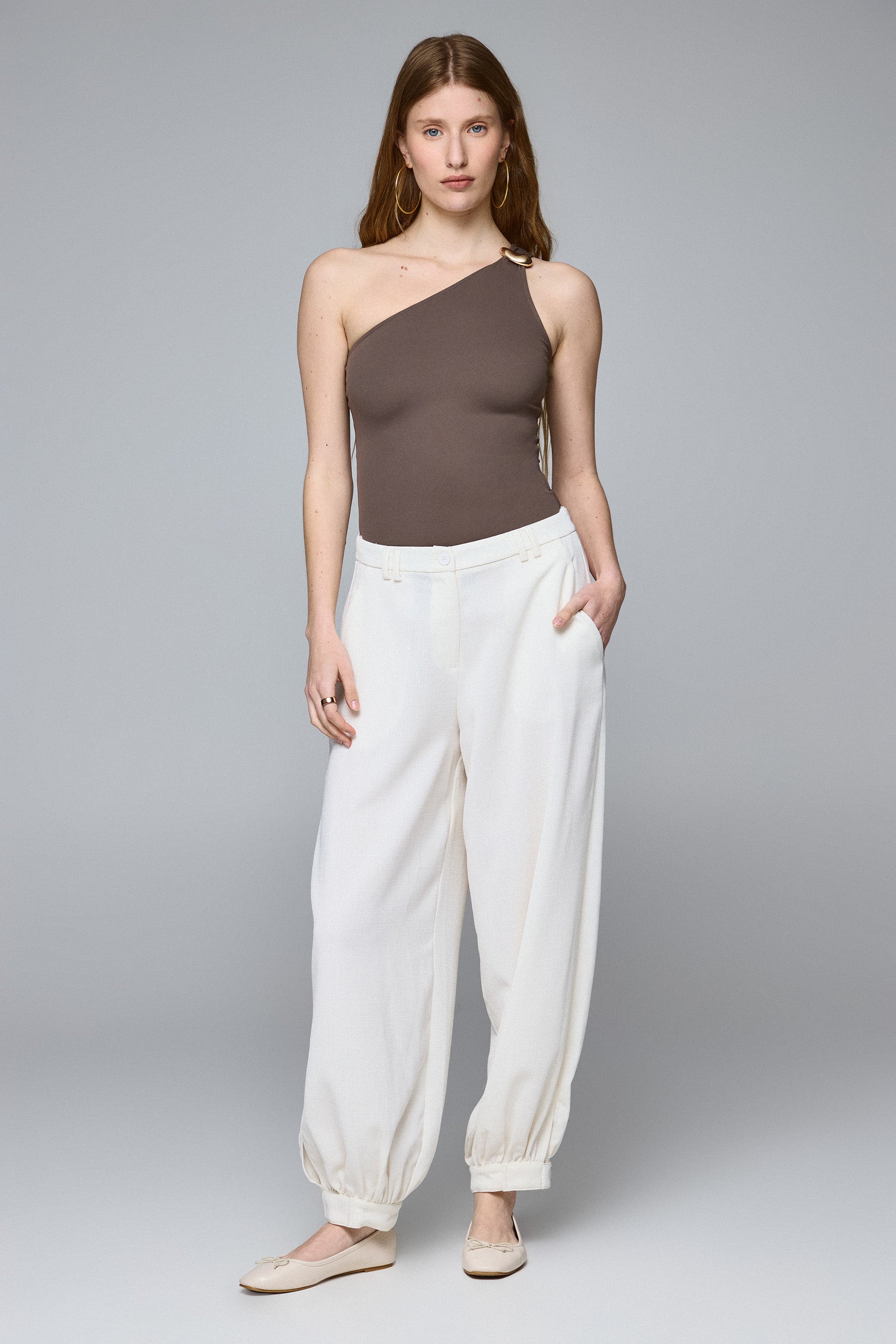 בגד גוף עם אבזם