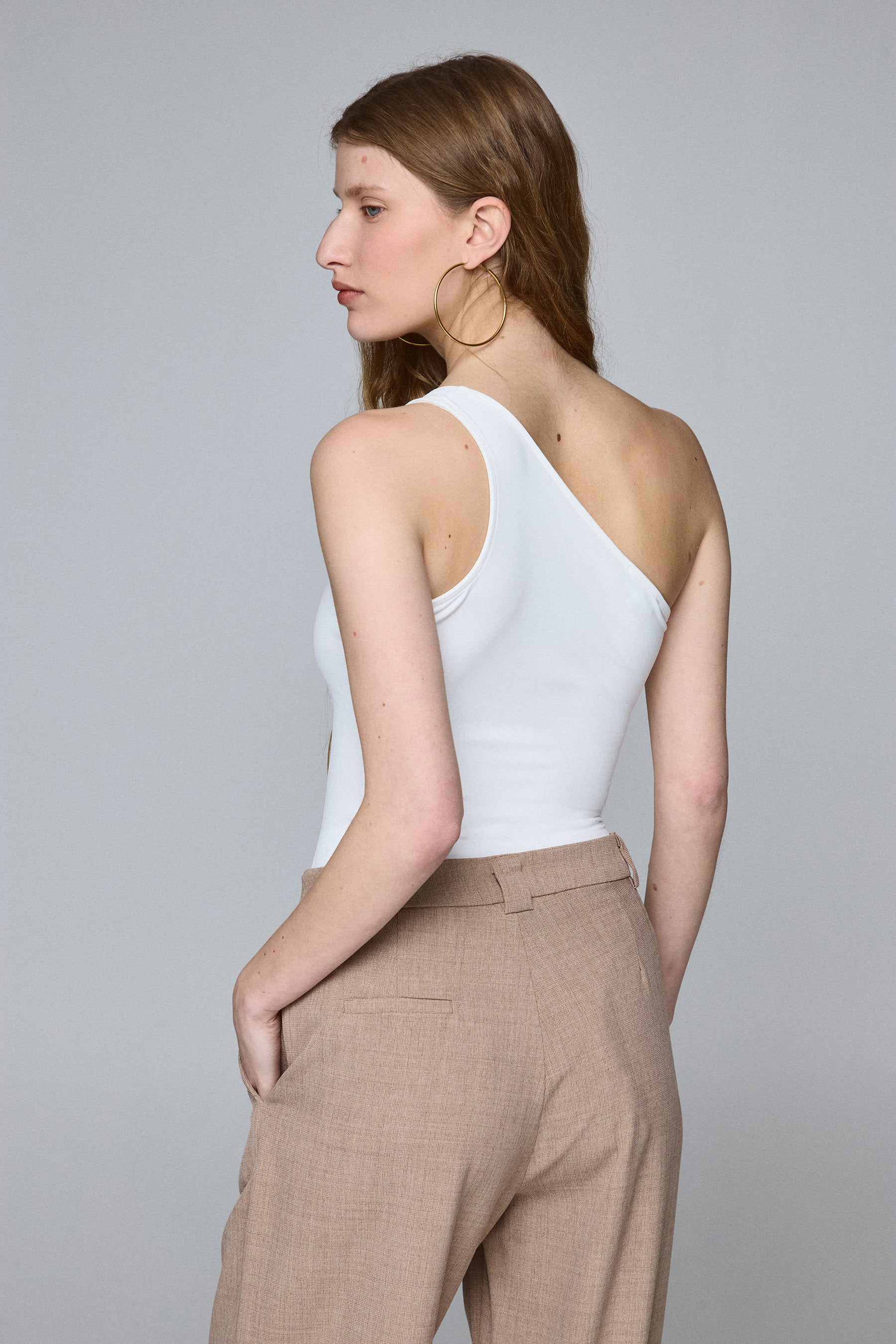 בגד גוף עם אבזם