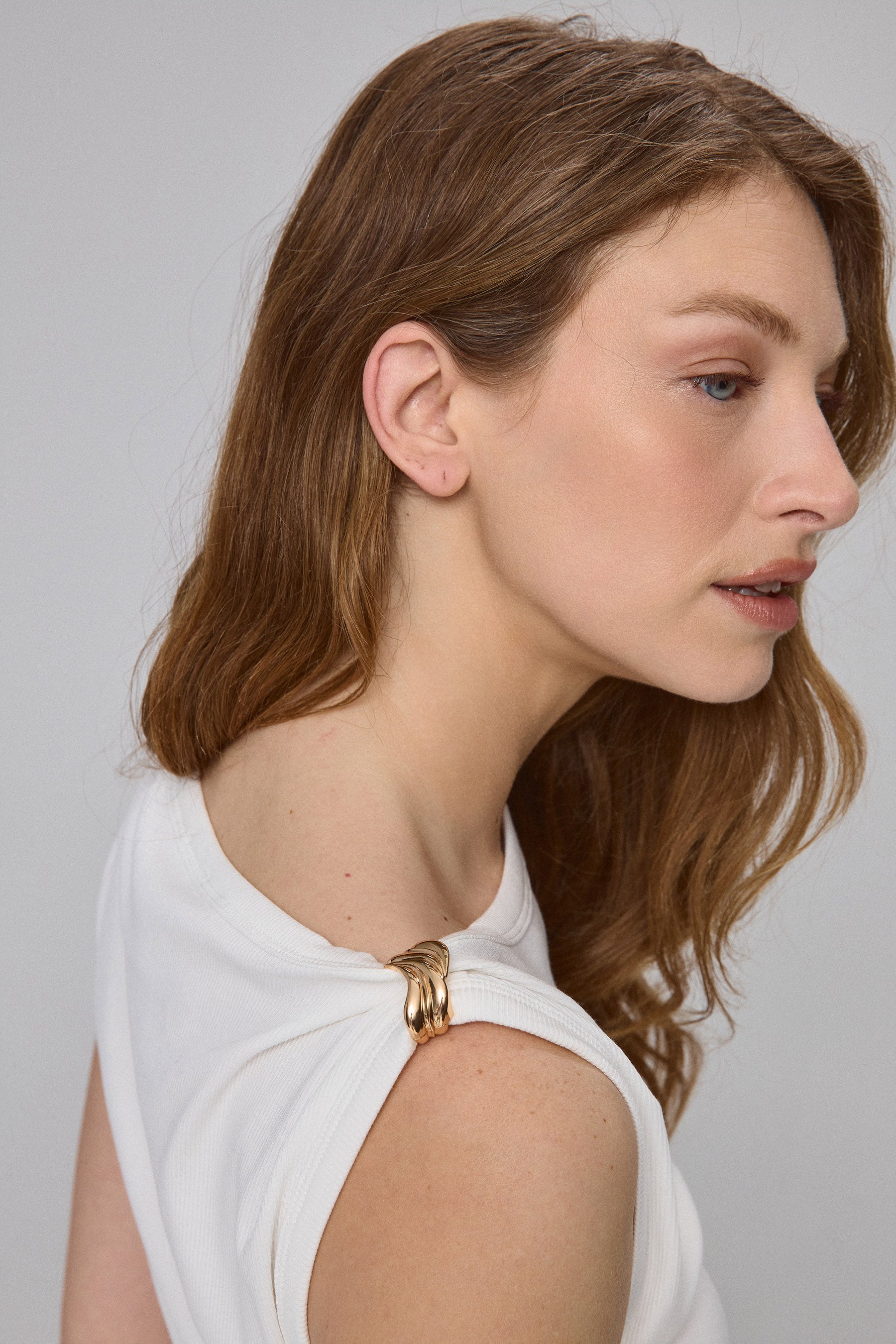 חולצת ריב עם אבזם