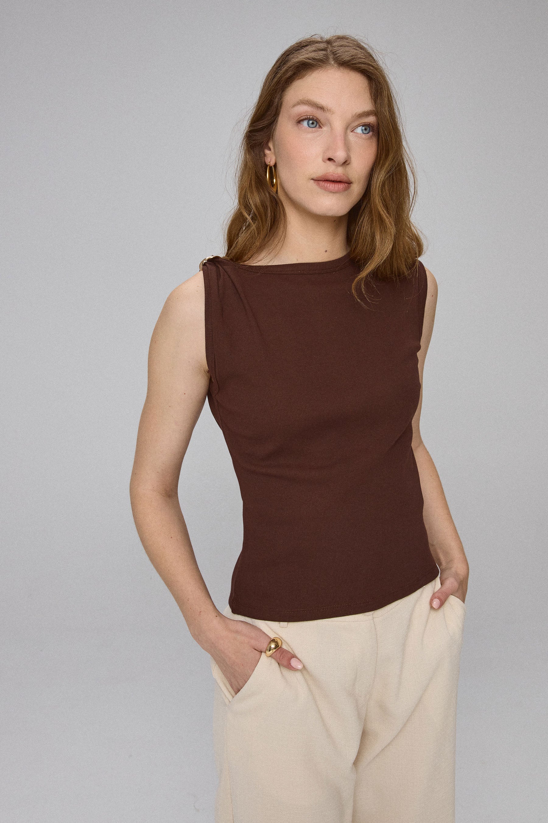 חולצת ריב עם אבזם