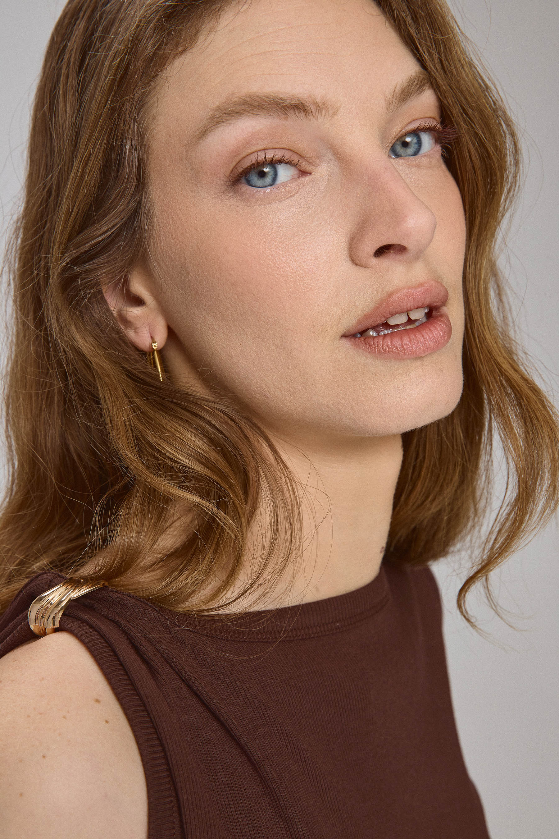 חולצת ריב עם אבזם