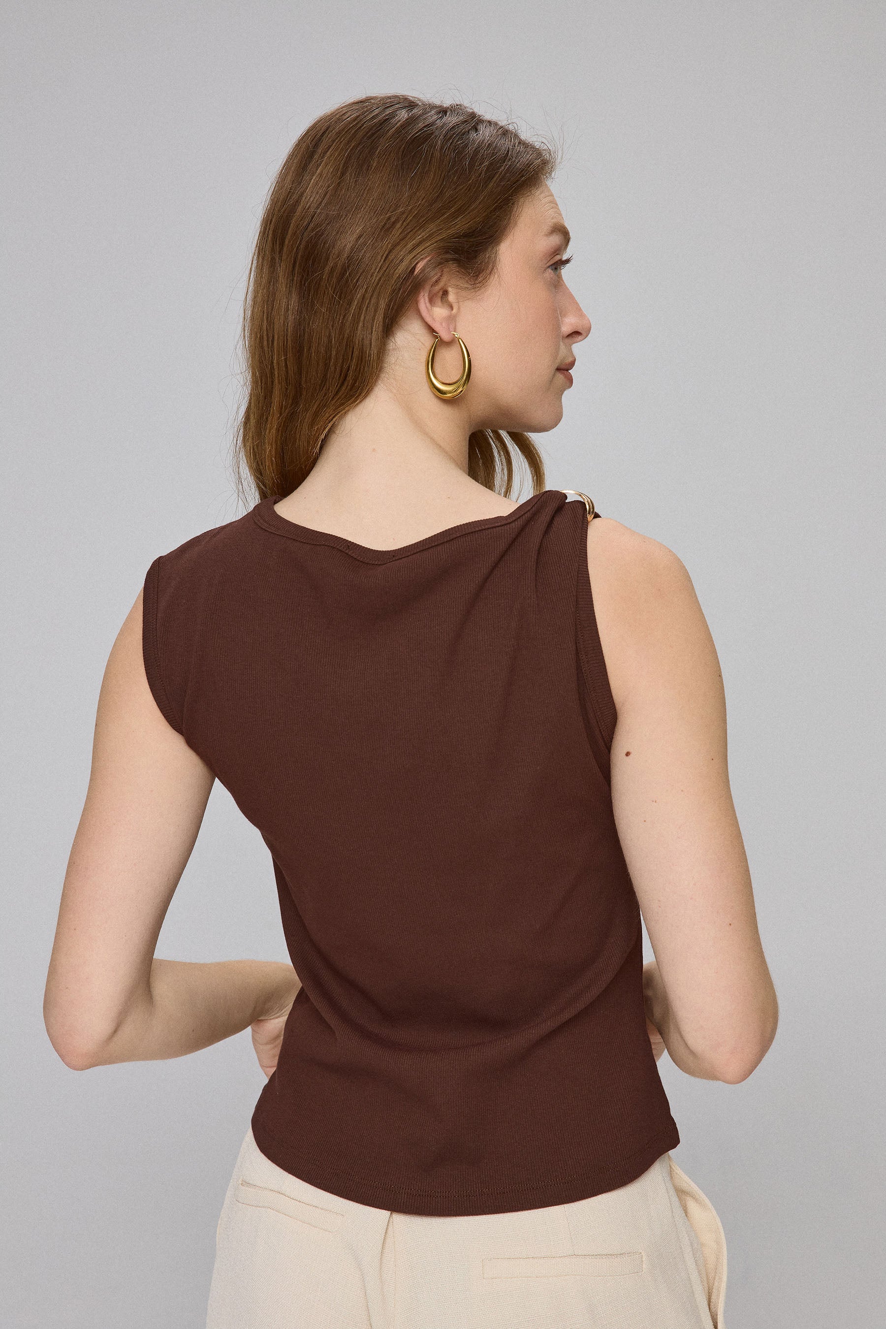 חולצת ריב עם אבזם