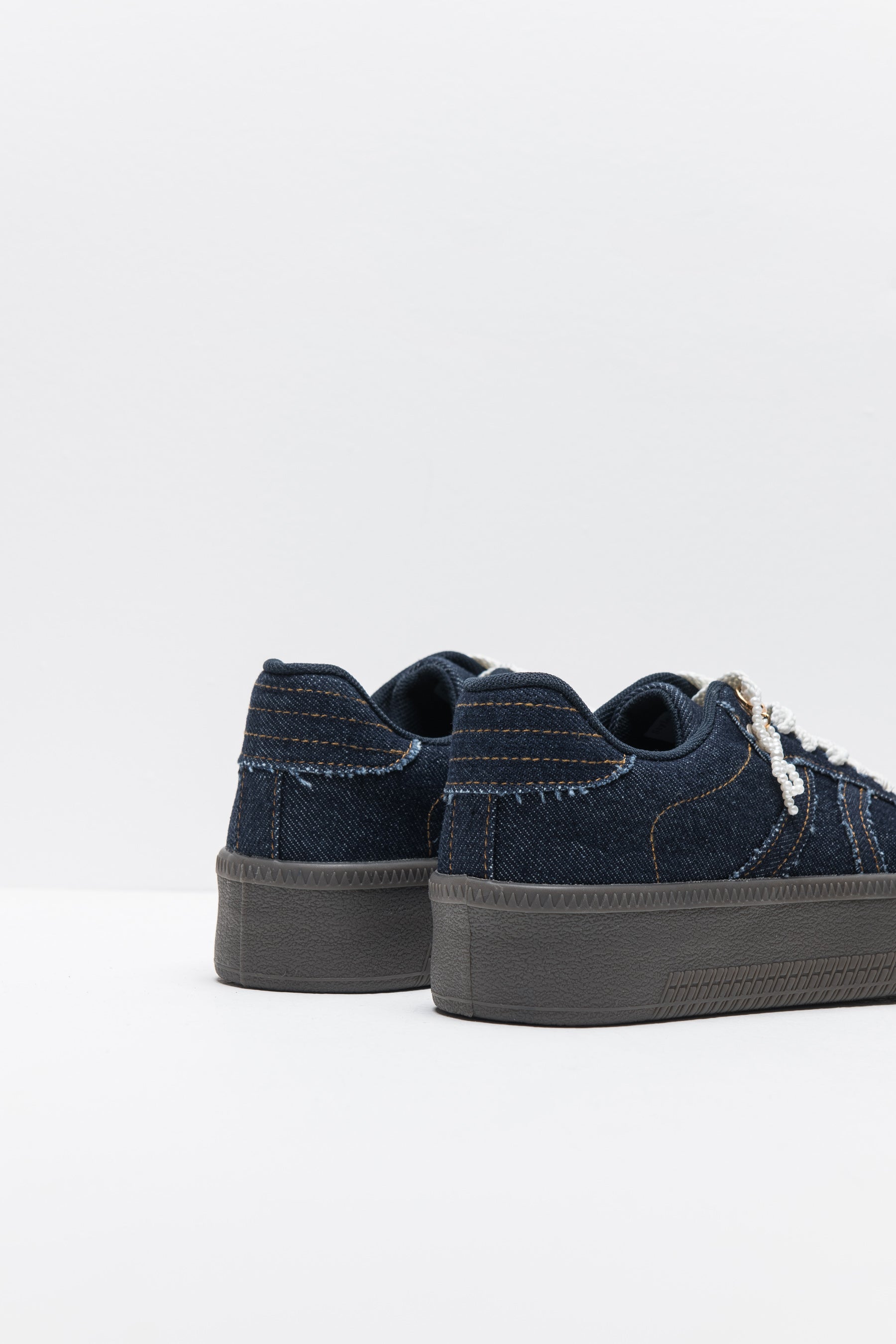 סניקרס ג'ינס