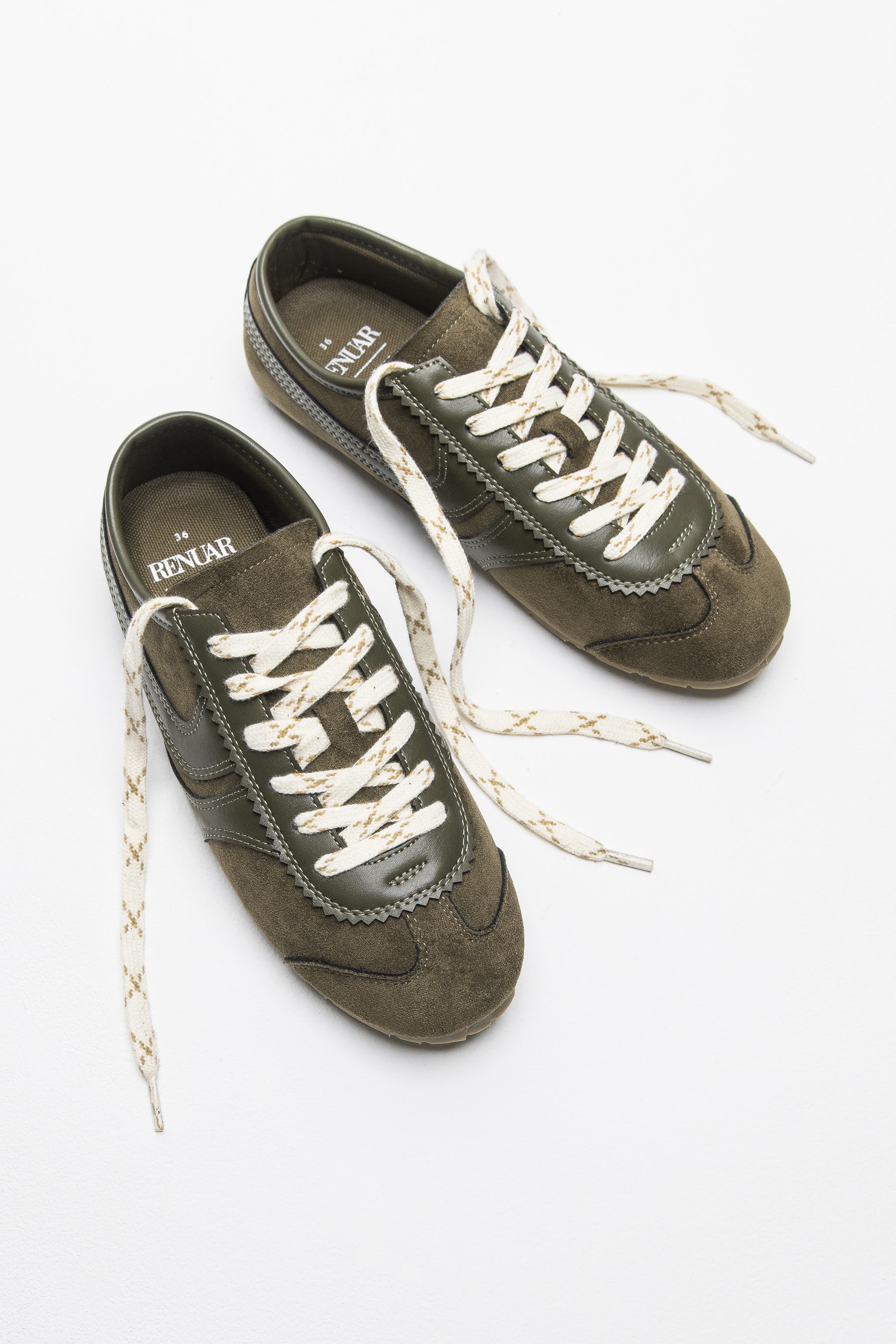 סניקרס קייסי