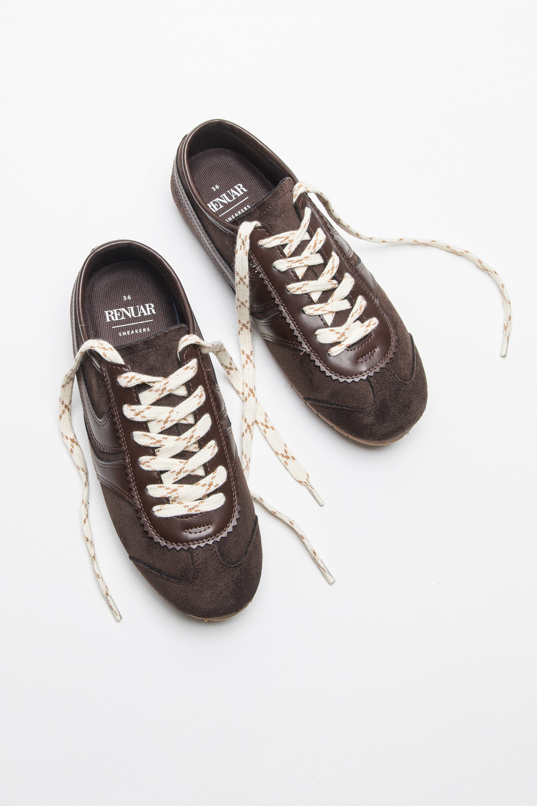 סניקרס קייסי