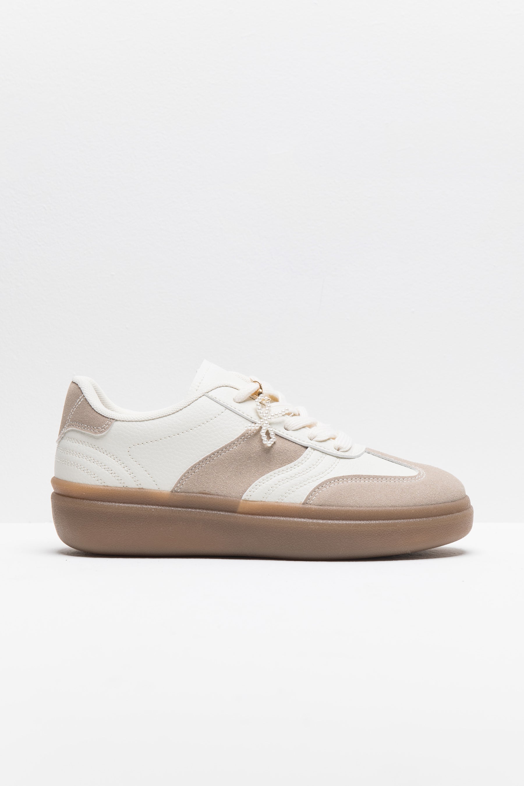 סניקרס בנדי