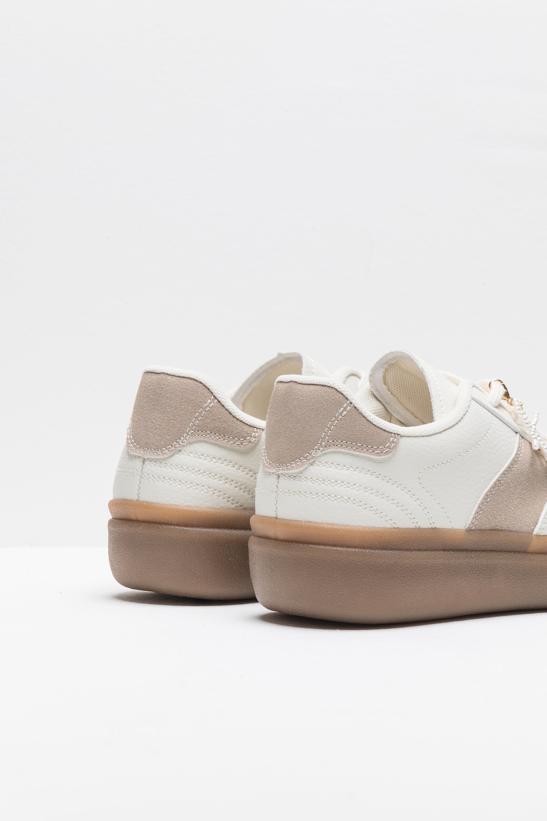 סניקרס בנדי