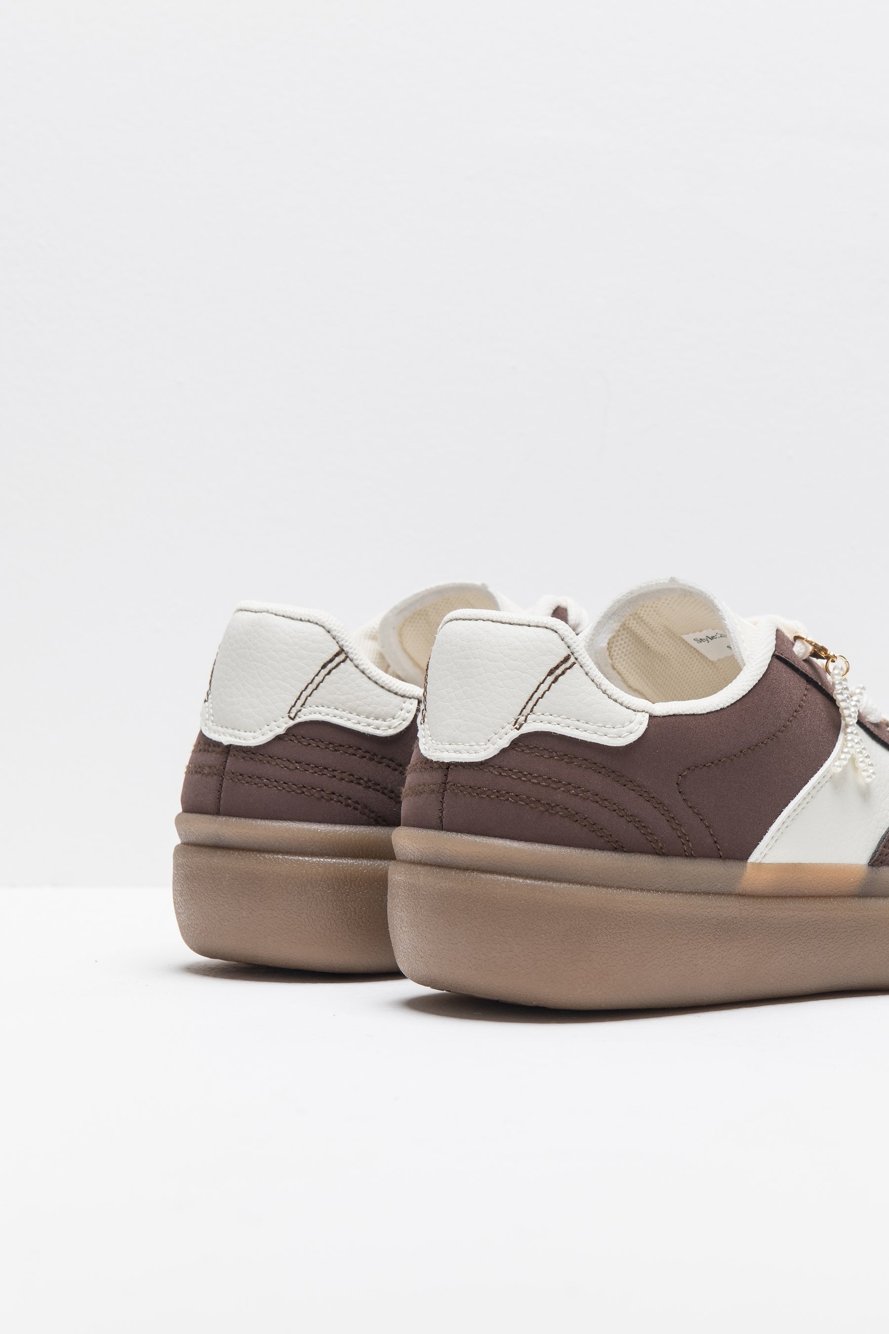 סניקרס בנדי