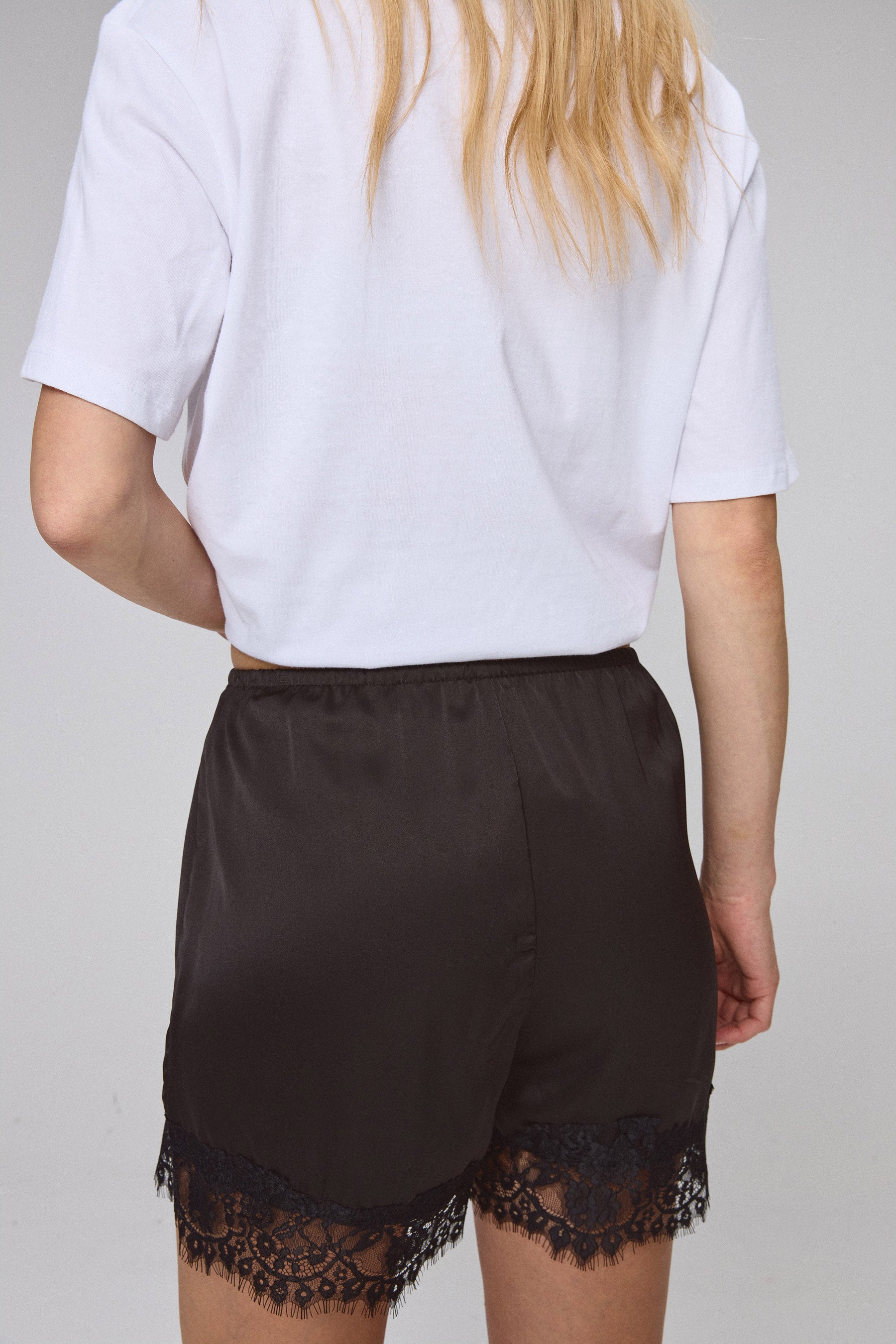 מכנסוני סאטן תחרה