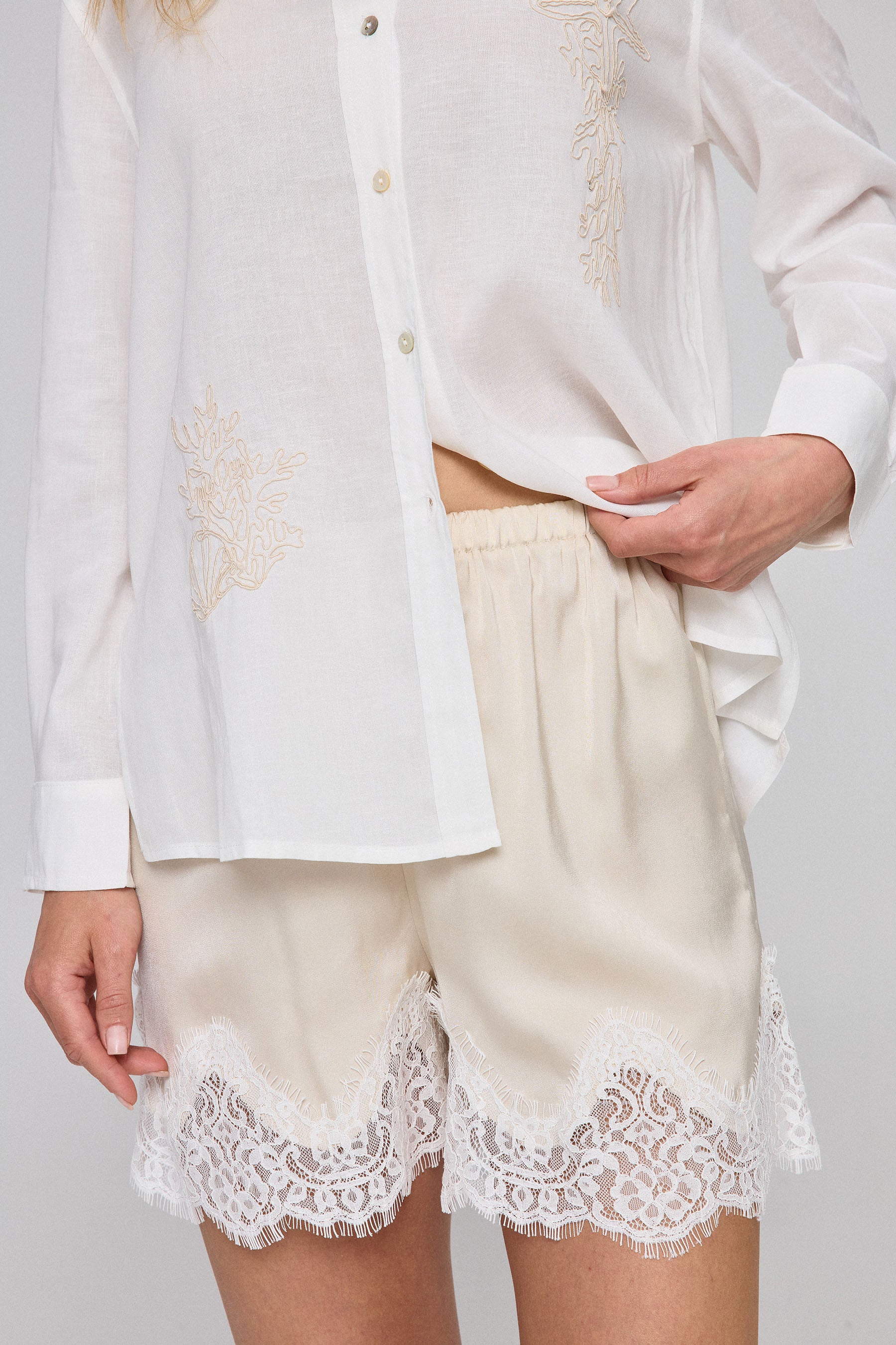 מכנסוני סאטן תחרה