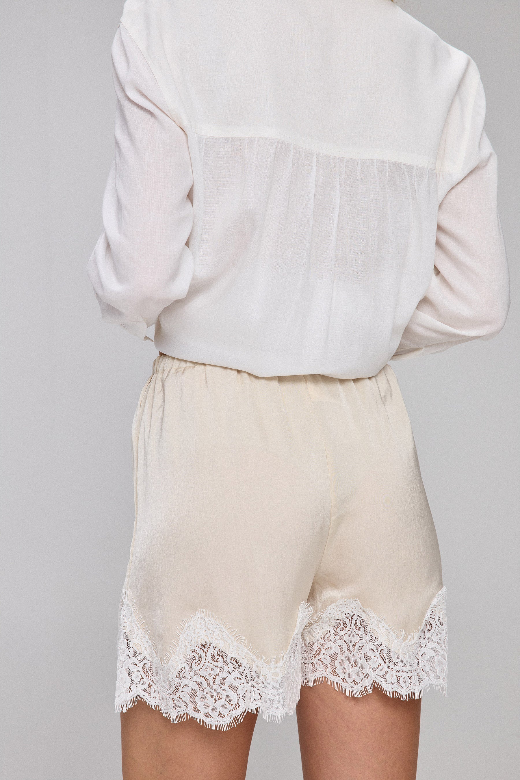 מכנסוני סאטן תחרה