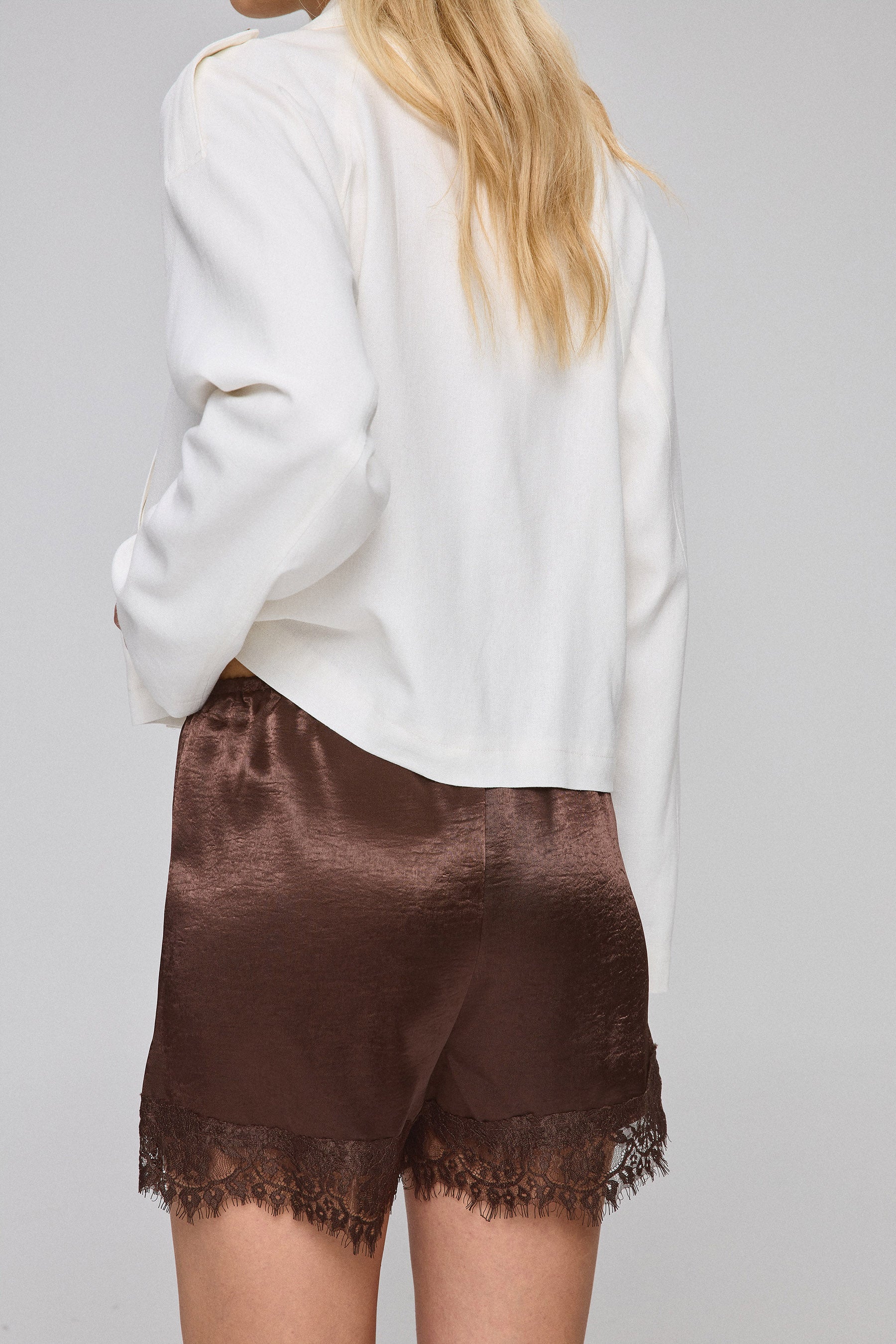 מכנסוני סאטן תחרה חום