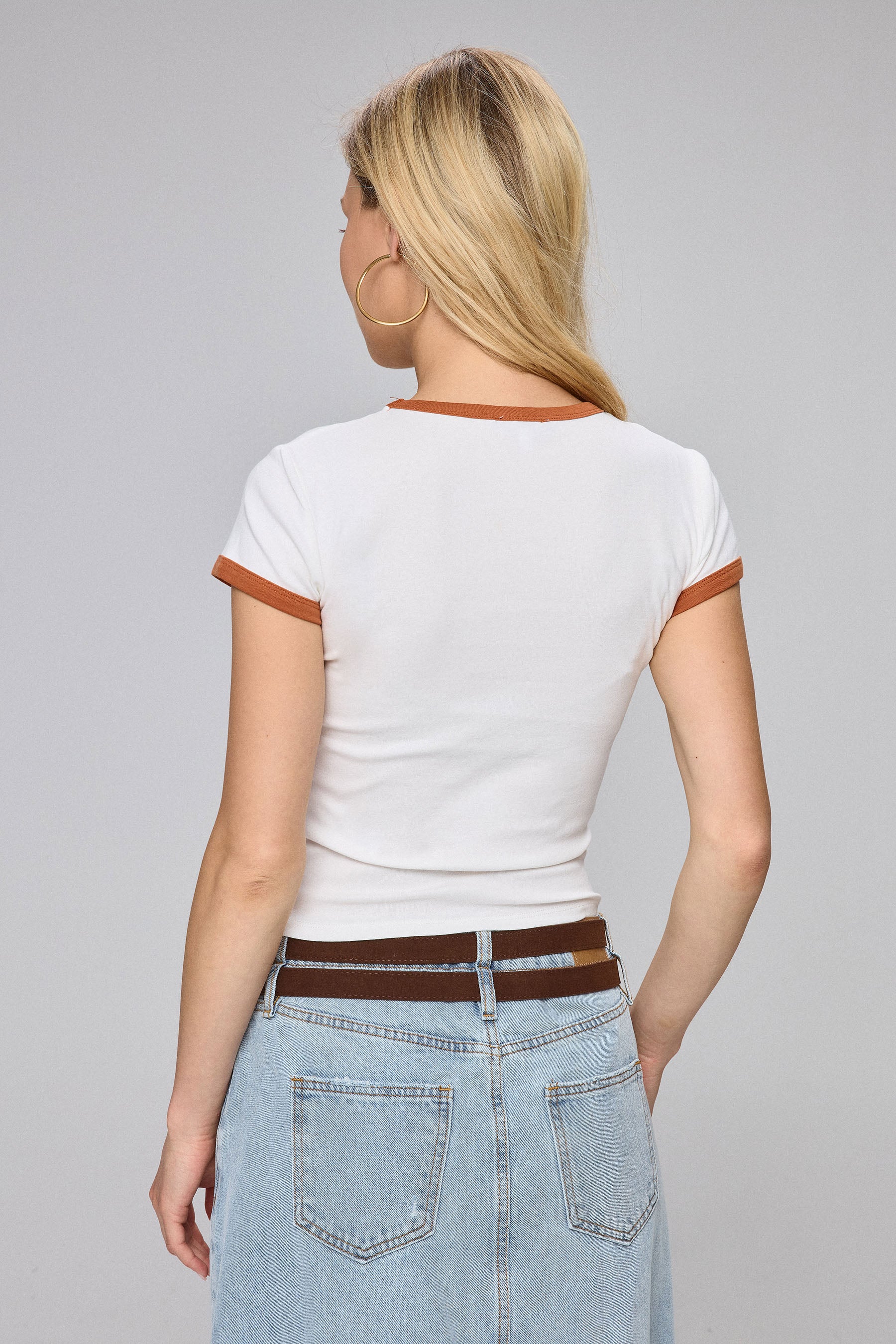 חולצה בגימור קונטרסטי