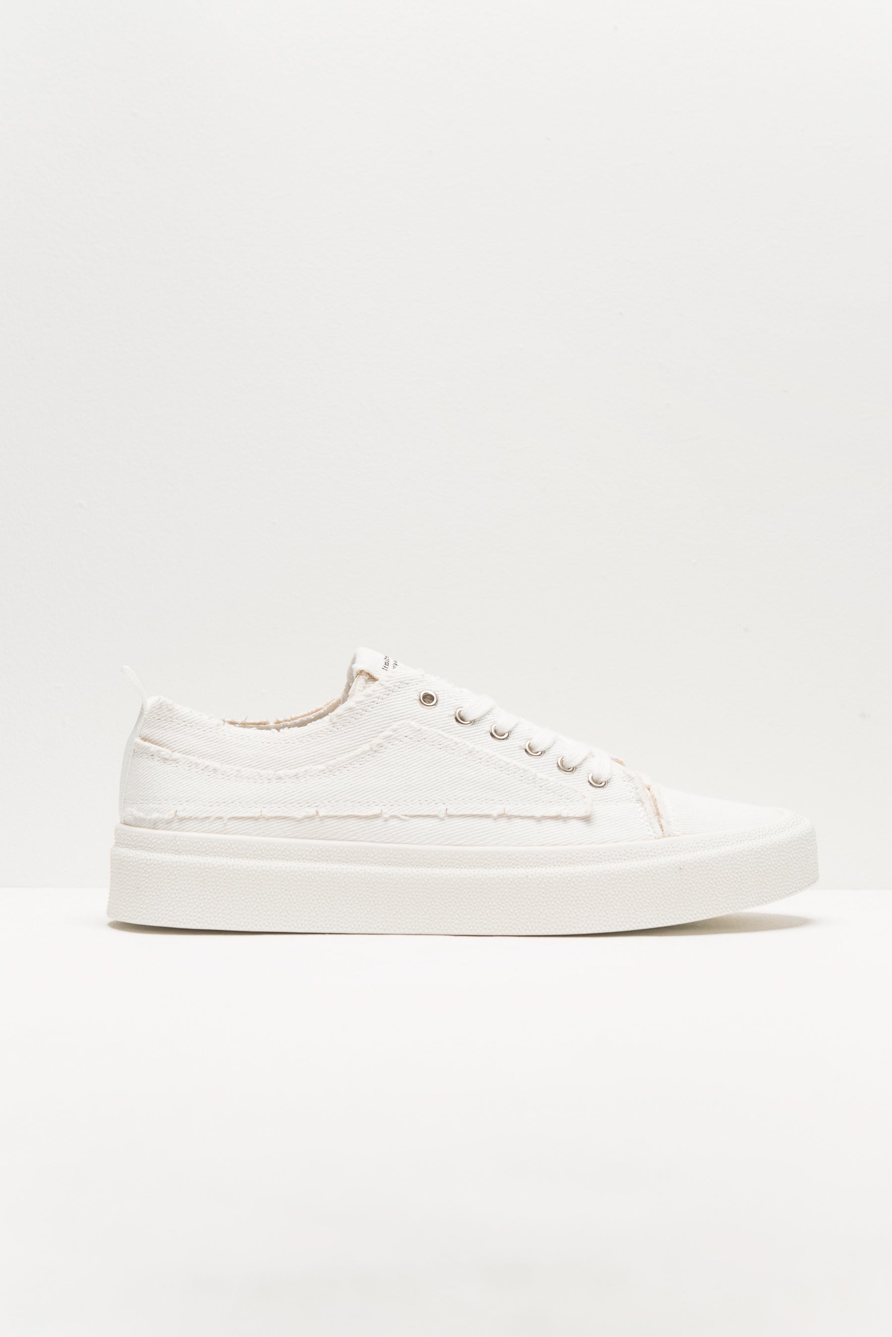 סניקרס ליאון