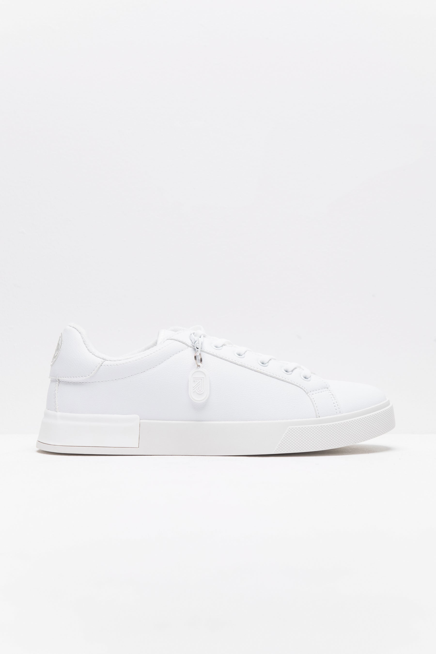 סניקרס מונוגרם