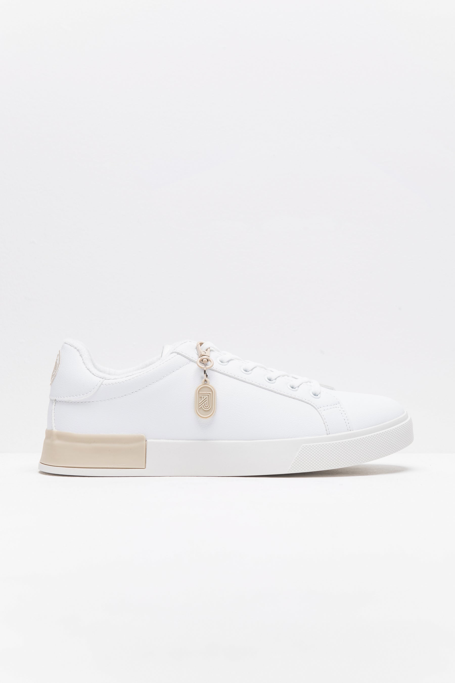 סניקרס מונוגרם