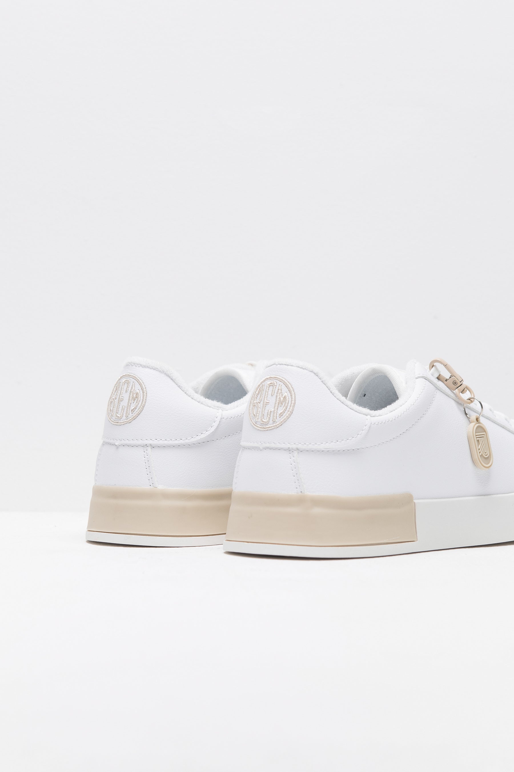 סניקרס מונוגרם